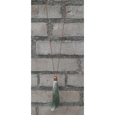 Bronzen ketting met zachtgroene tassel Bronzen ketting met zachtgroene tassel
