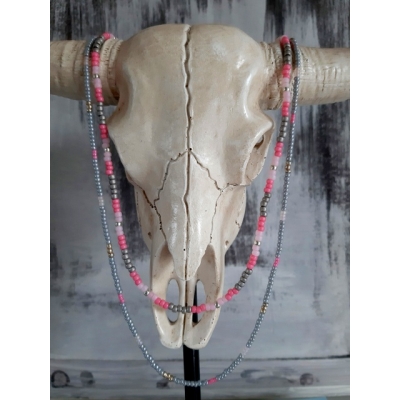 dubbele hals ketting in lichtgrijs en roze dubbele hals ketting in lichtgrijs en roze
