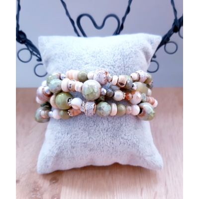 kralenarmband in zacht groen en beige kralenarmband in zacht groen en beige