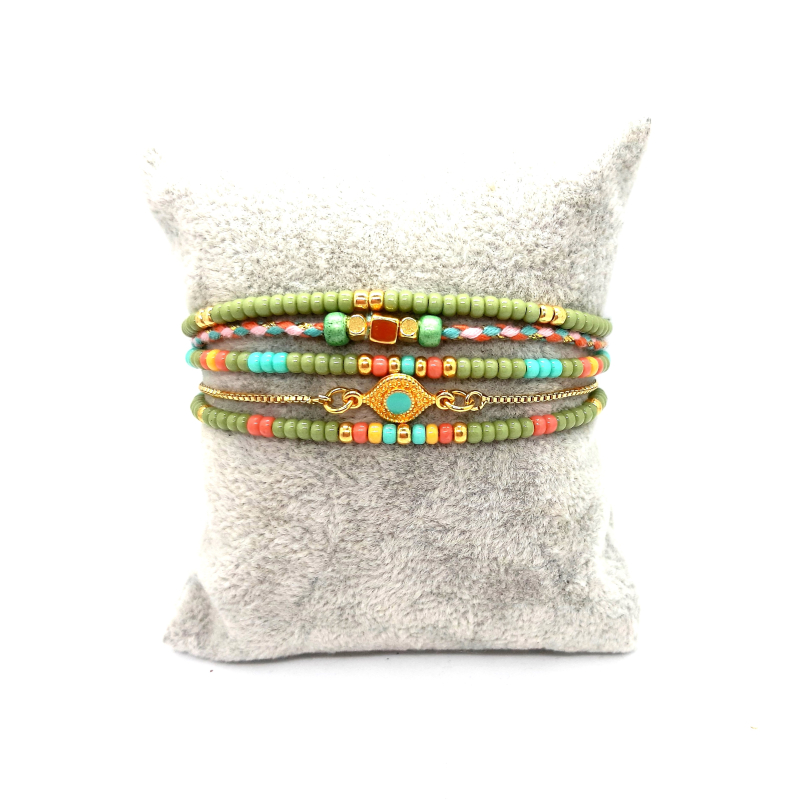 boho armband in zacht groen goud en turquoise