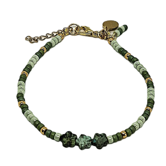 sage green armbandje met african turquoise bloemetjes